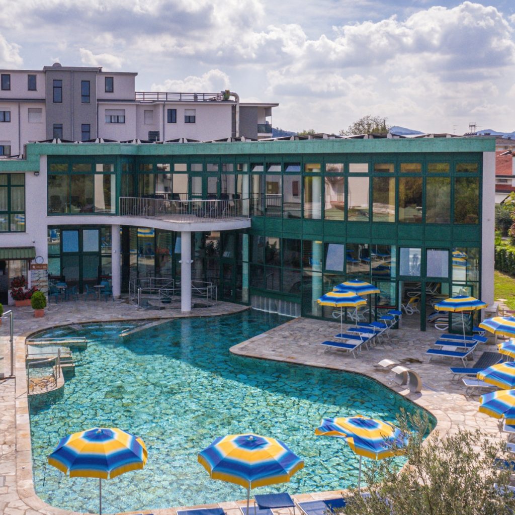 Vista delle piscina esterna dell'Hotel Terme Atlantic