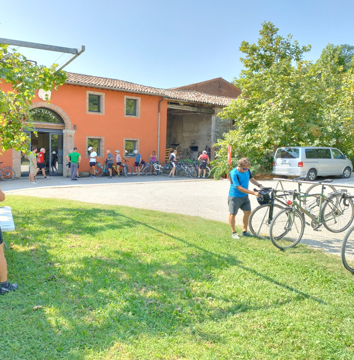 Persone in bicicletta per un giro cicloturistico che arrivano in Cantina nei Monti berici