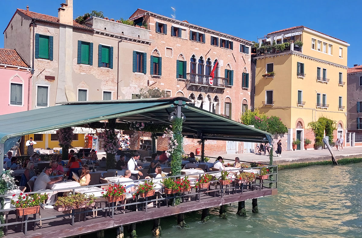 Scorcio di Venezia arrivati per un giro in bicicletta