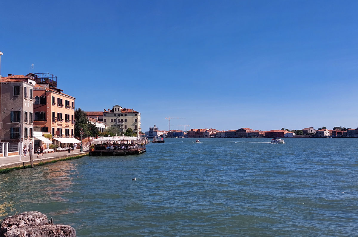 Canale di Venezia con attracco e barche raggiungibile con giro cicloturistico